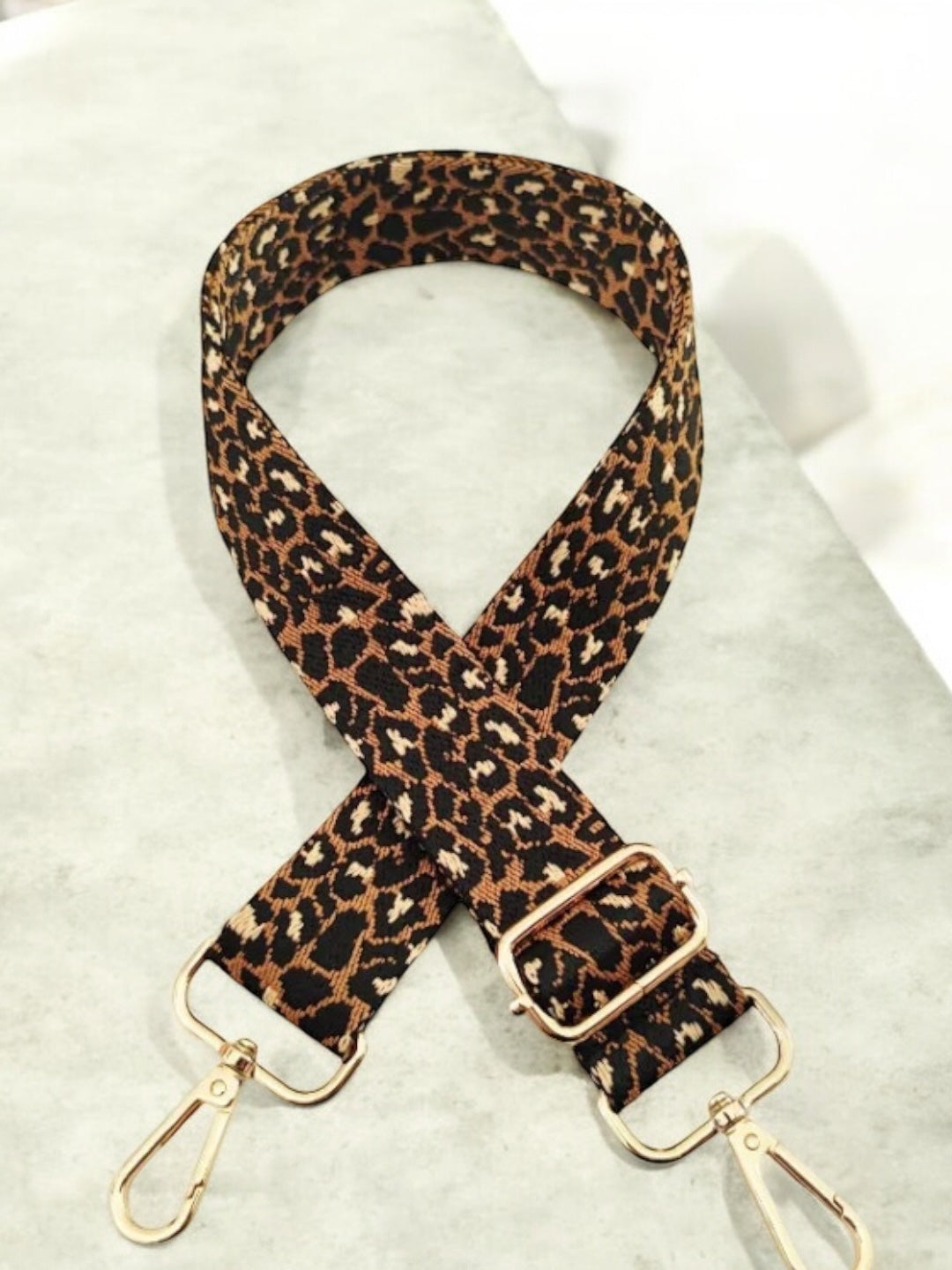 Bandoulière sangle large léopard marron et noir mousquetons dorés