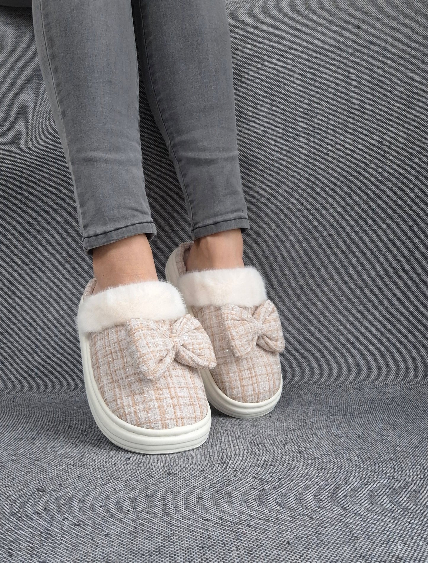 Chaussons fourrés beige et blanc en tissu à carreaux avec noeud