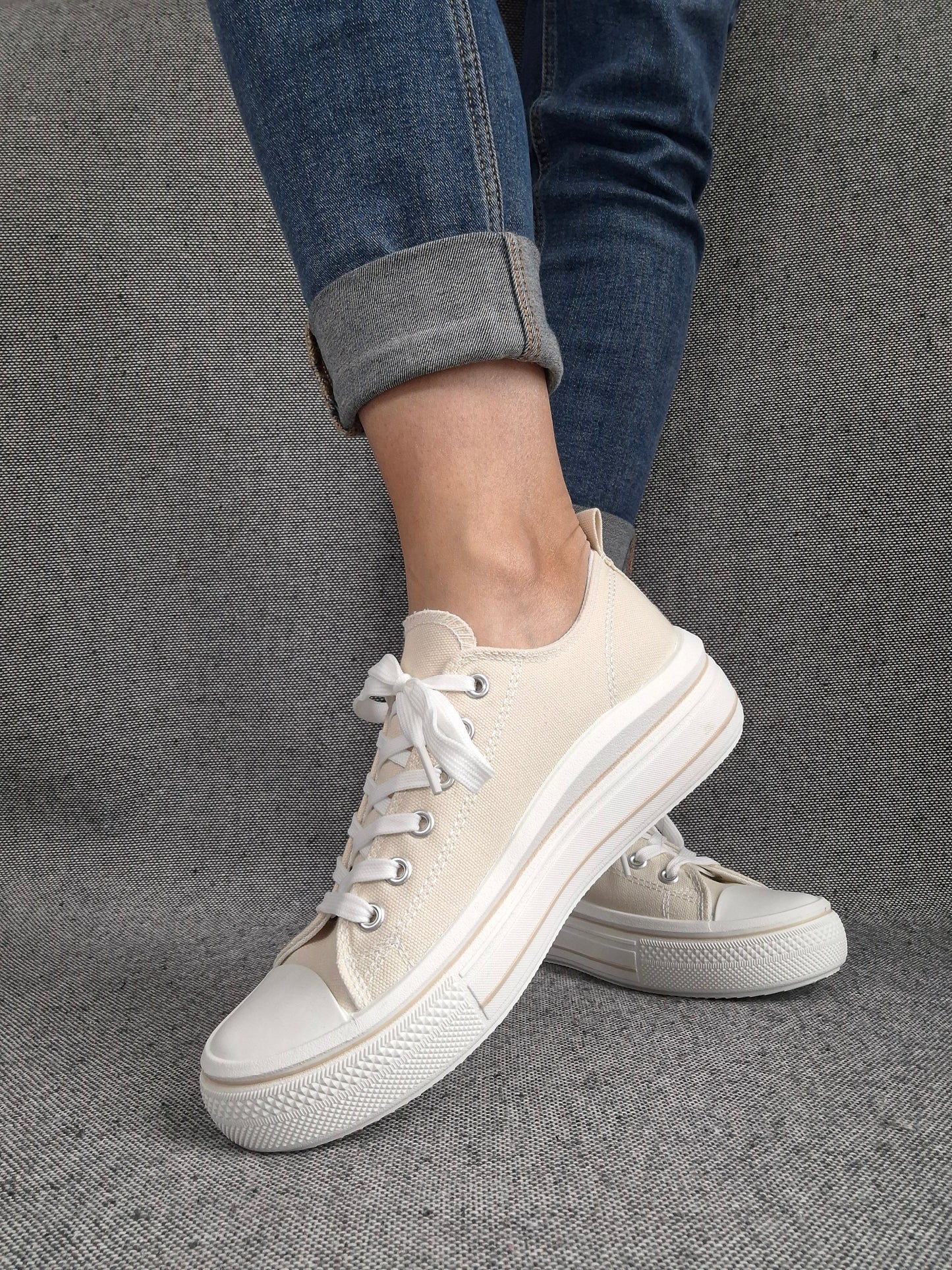 Chaussures baskets en toile beige clair semelle compensée style converse