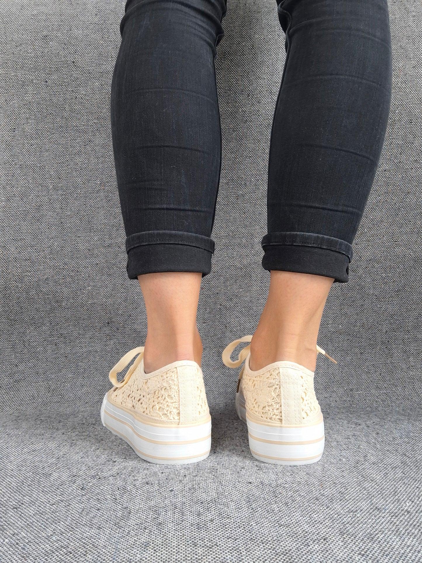 Chaussures baskets basses à dentelle beige en tissu style converse