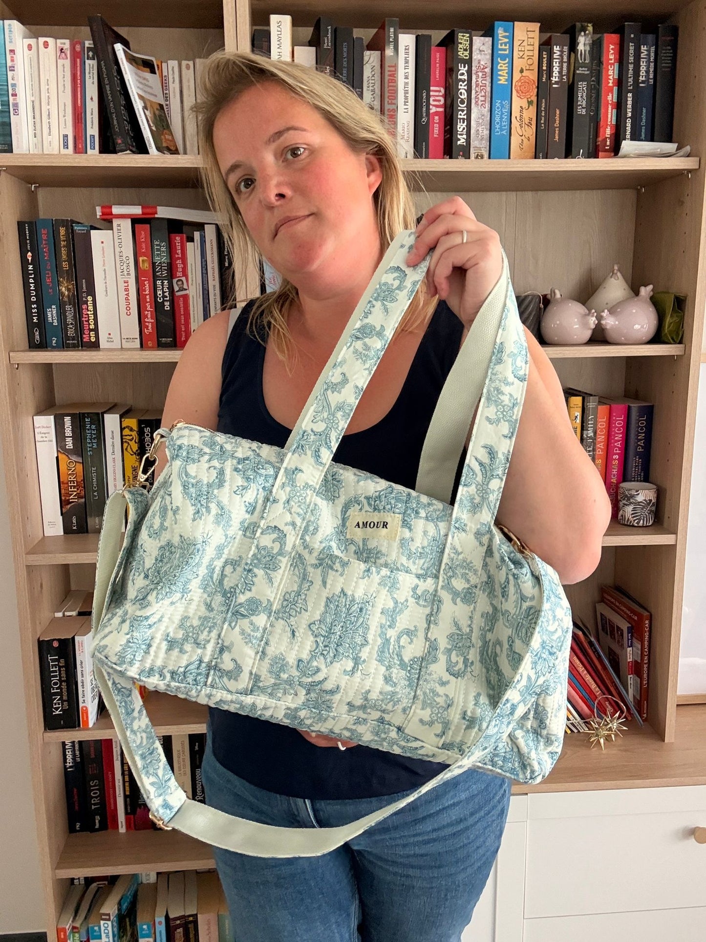 Sac Polochon Femme en Coton Matelassé – Imprimé Floral Vert Sauge | Le Petit Placard