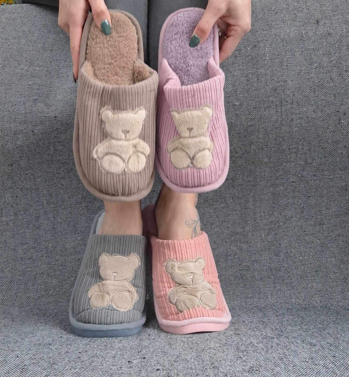 Chaussons fourrés gris en tissu avec motif ours beige