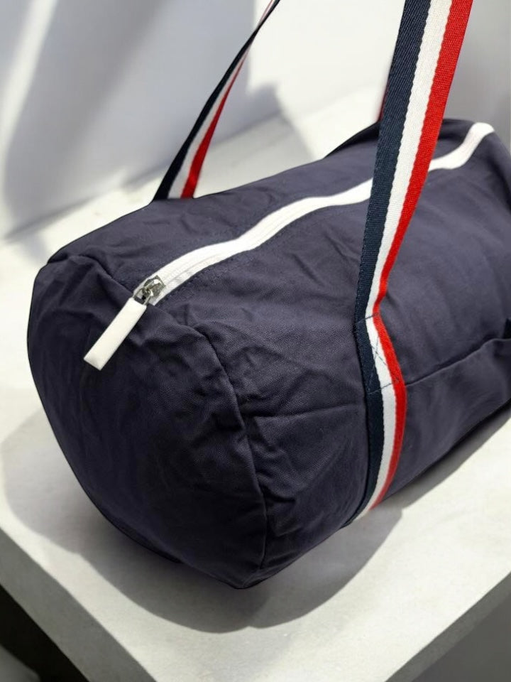 Sac polochon en tissu coton léger bleu marine détails rayés tricolores
