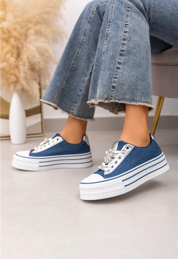 Chaussures baskets basses semelle compensée simili bleu effet jean et blanc style converse