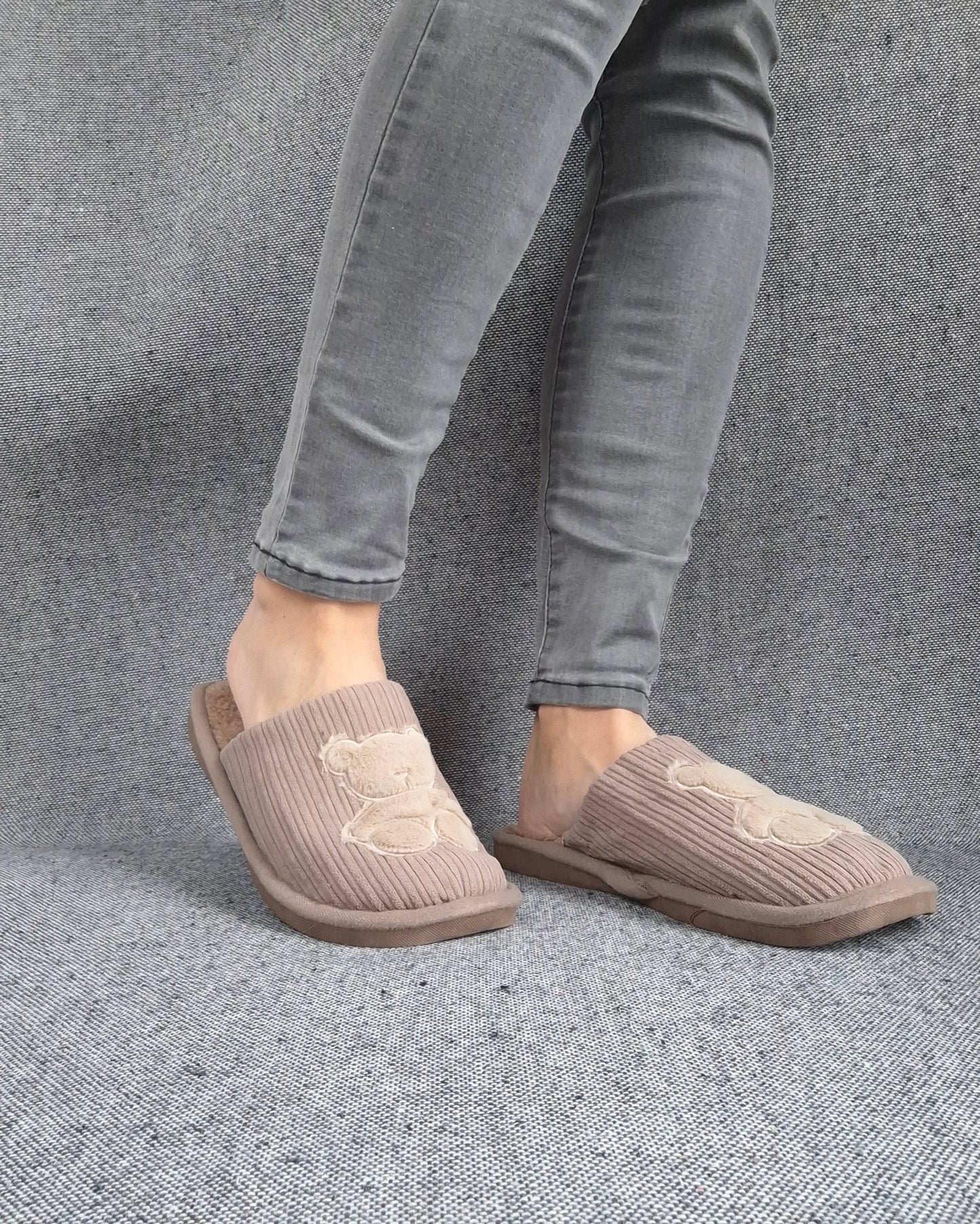 Chaussons fourrés marron en tissu avec motif ours