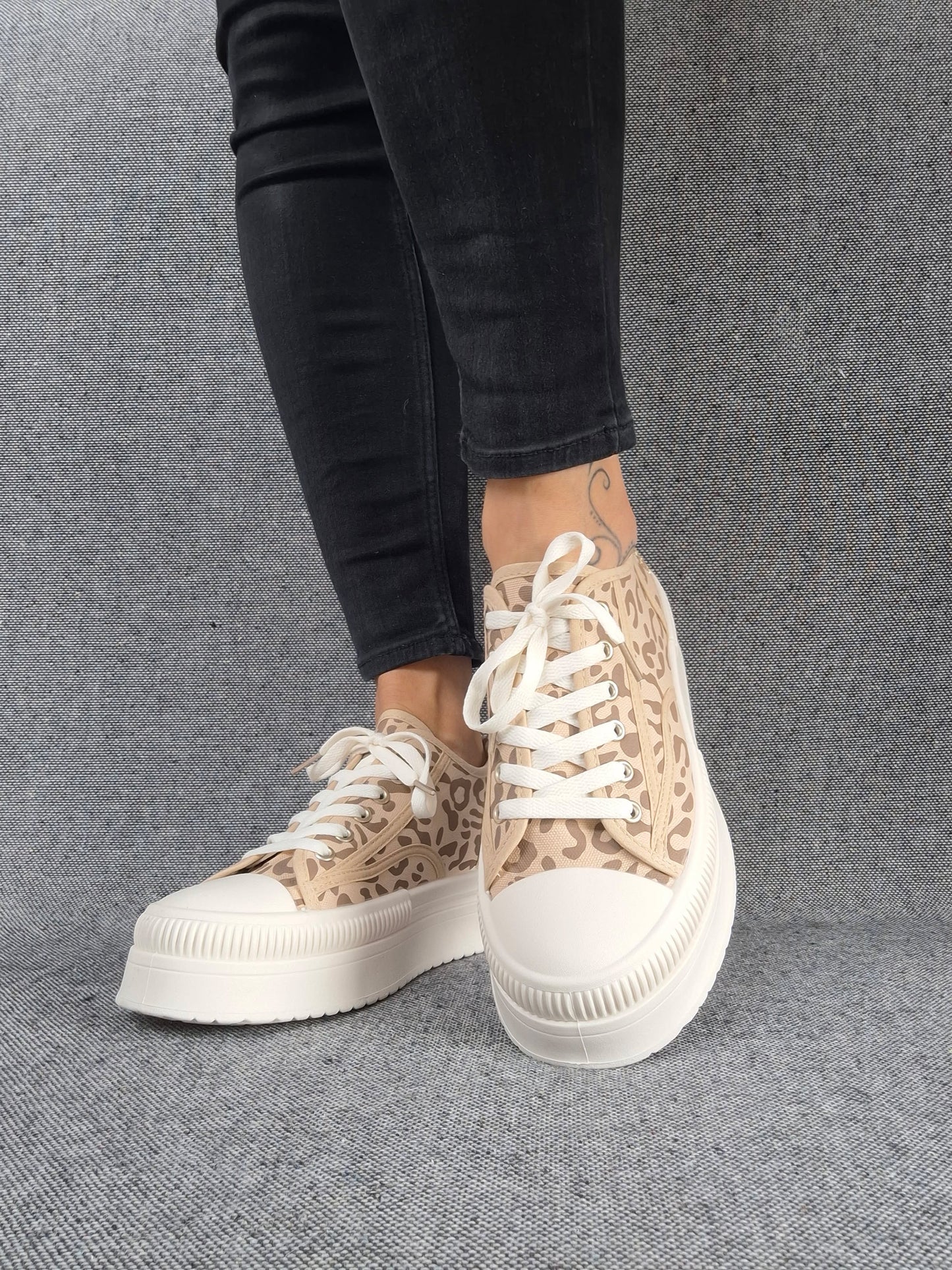 Chaussures baskets à motif léopard marron camel et blanc semelle compensée style converse