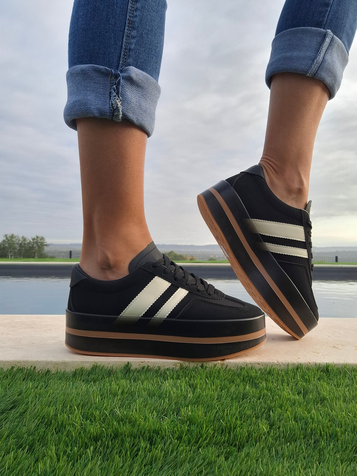 Chaussures baskets basses compensées noir avec bandes blanches style sneakers campus