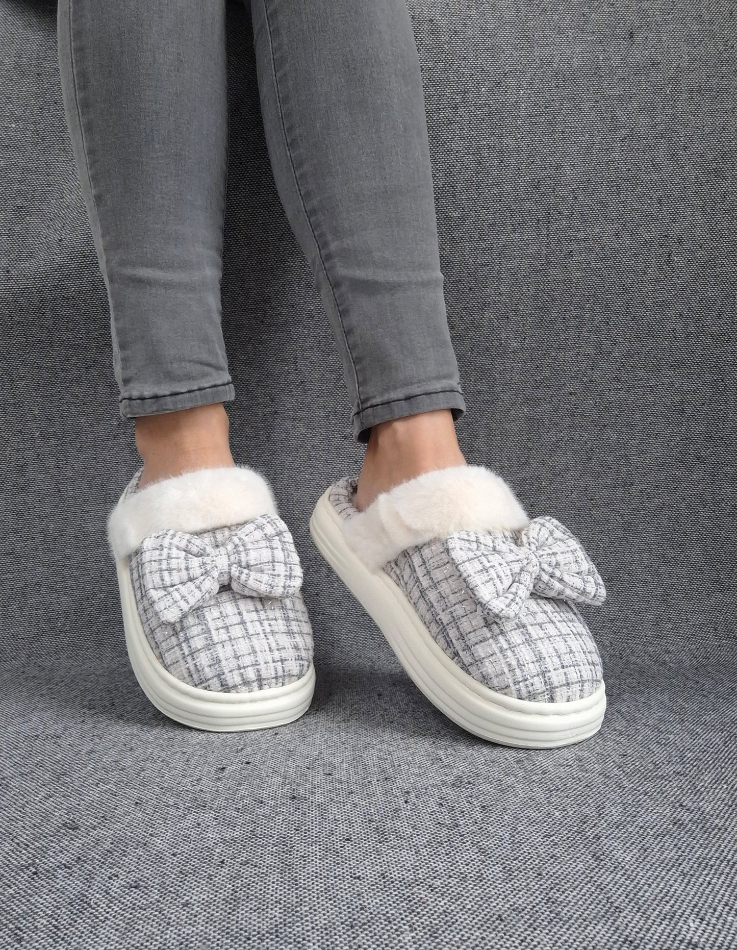 Chaussons fourrés bleu et blanc en tissu à carreaux avec noeud