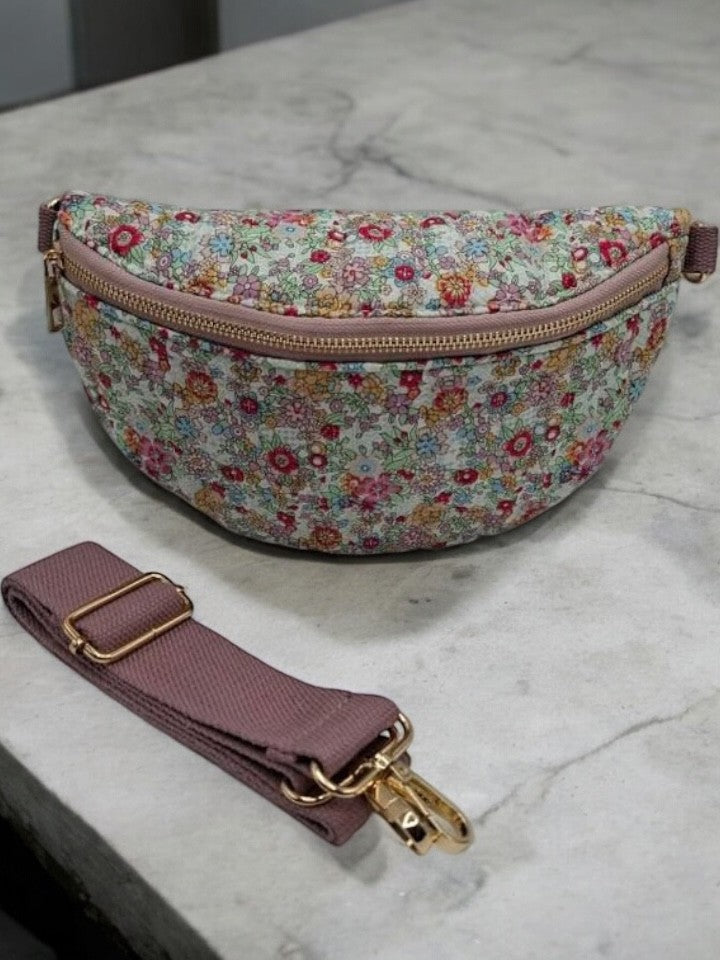 Sac banane en coton matelassé liberty motif fleuris rose pâle