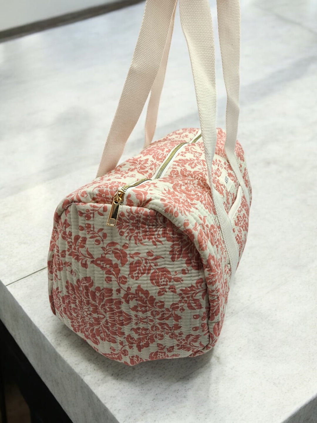 Sac polochon blanc en coton liberty fleuri corail
