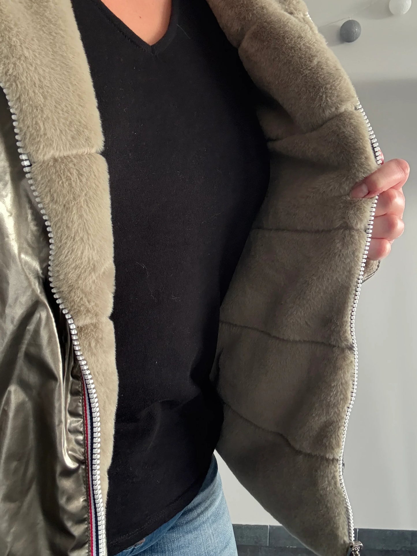 Manteau Réversible Court Femme Laura Jo - Veste Bronze Métallisé et Fausse Fourrure Beige avec Capuche