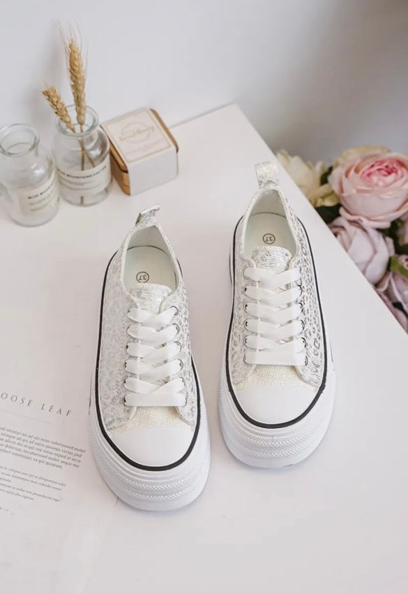 Chaussures baskets basses semelle compensée tissu motif léopard argenté style converse