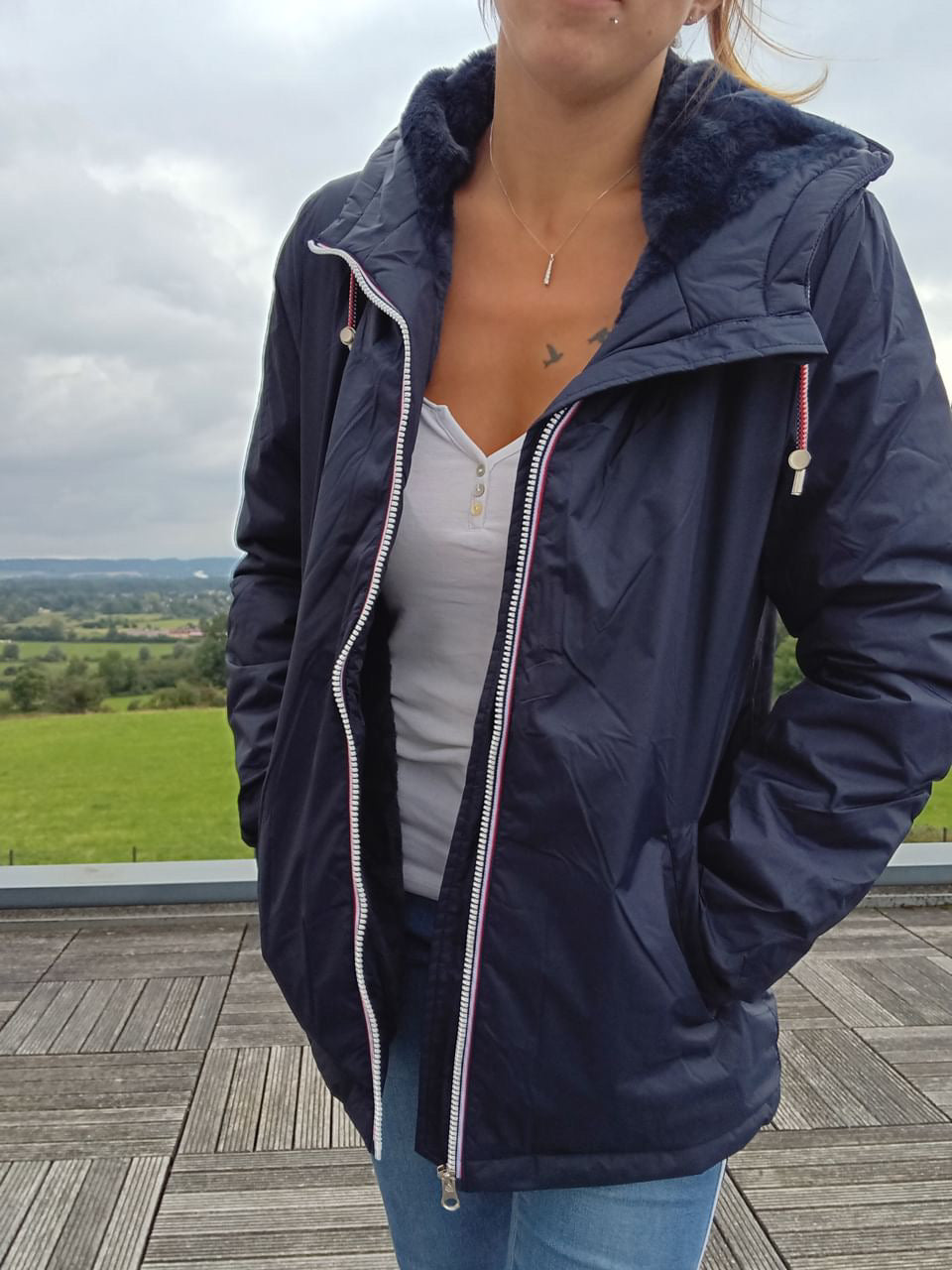 Laura Jo - Imperméable mi long doublé en fausse fourrure cordon tricolore couleur bleu marine