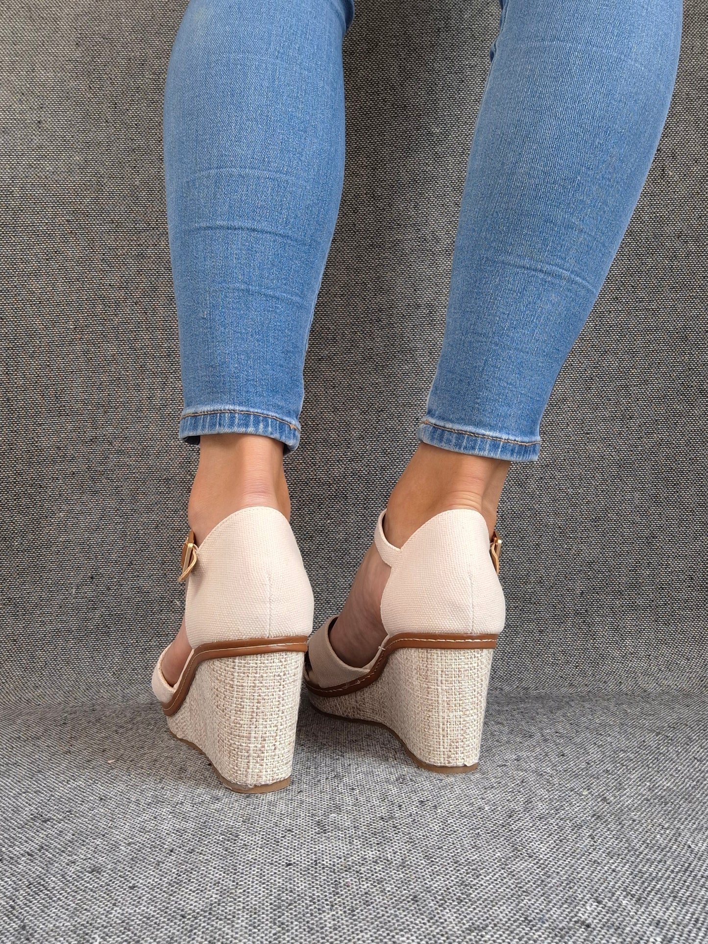 Chaussures sandales compensées tissu à lanières beige et semelle beige pointure