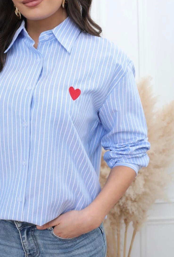 Chemise coton manches longues rayée bleue avec un cœur rouge