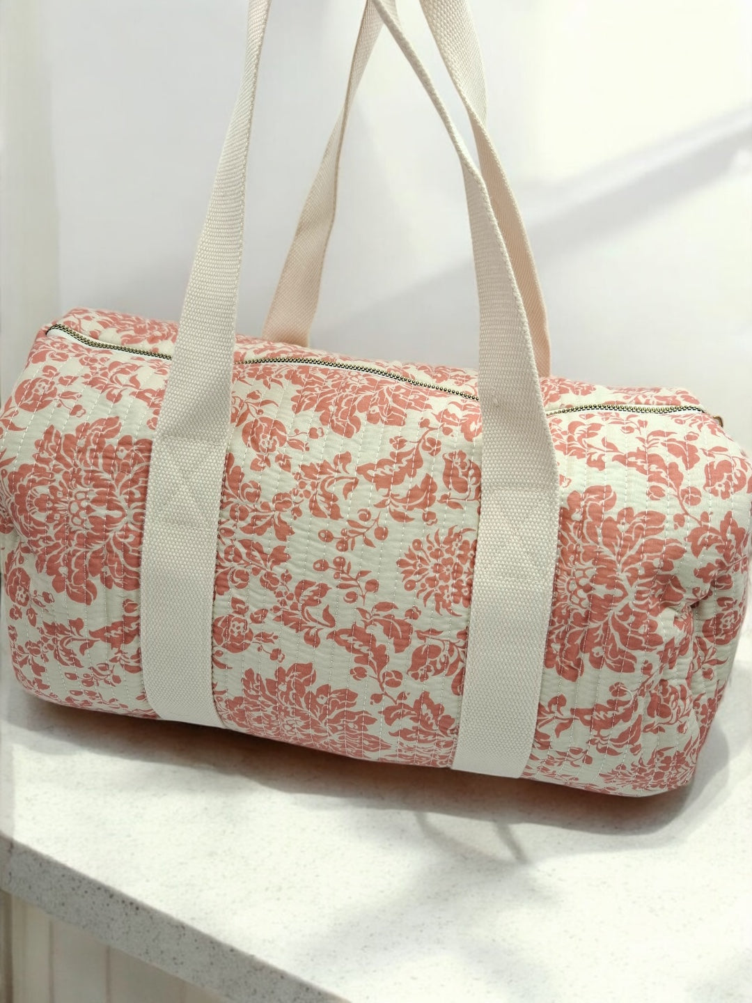 Sac polochon blanc en coton liberty fleuri corail