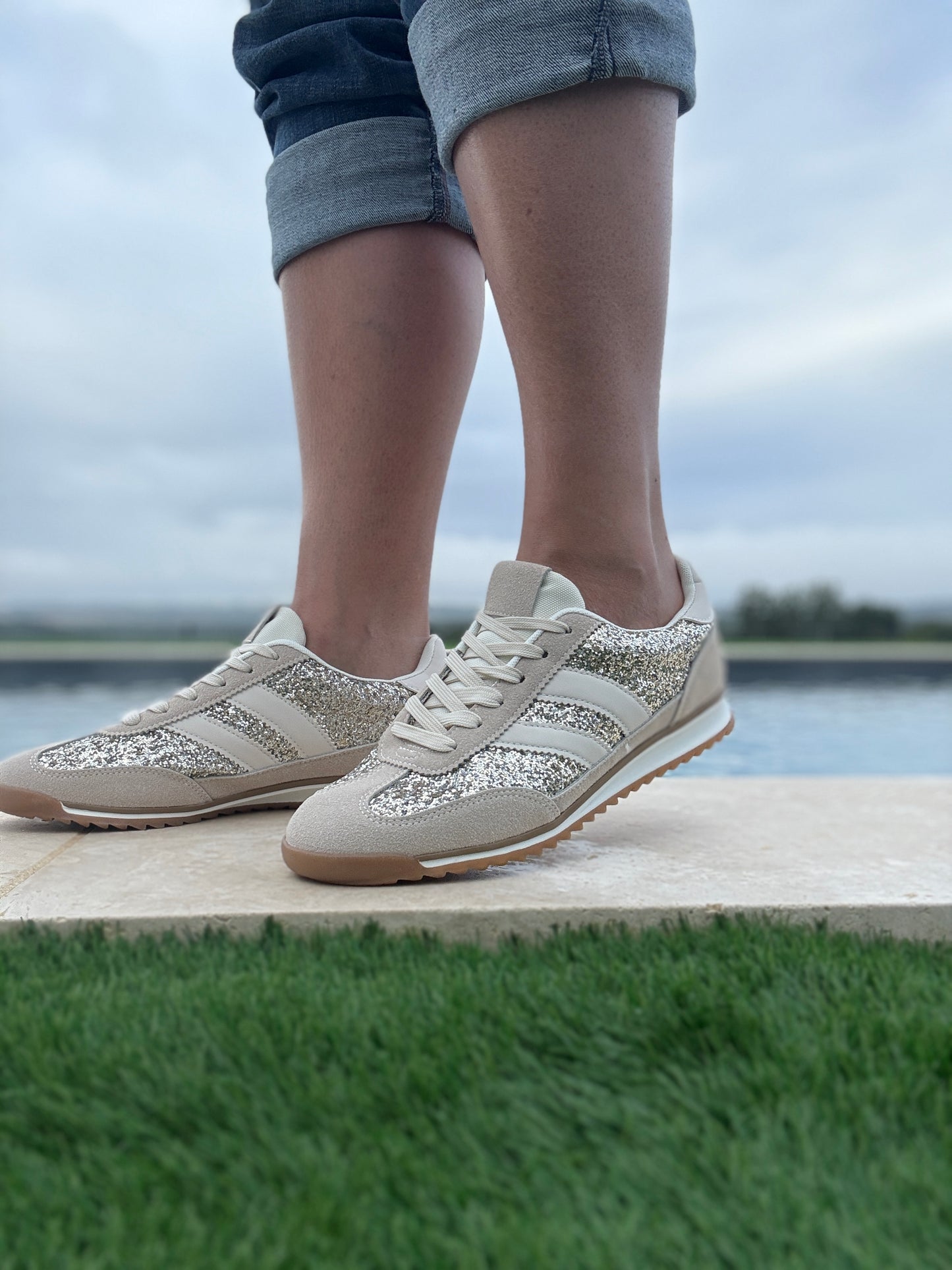 Chaussures baskets basses gris pailleté avec des rayures blanches style sneakers