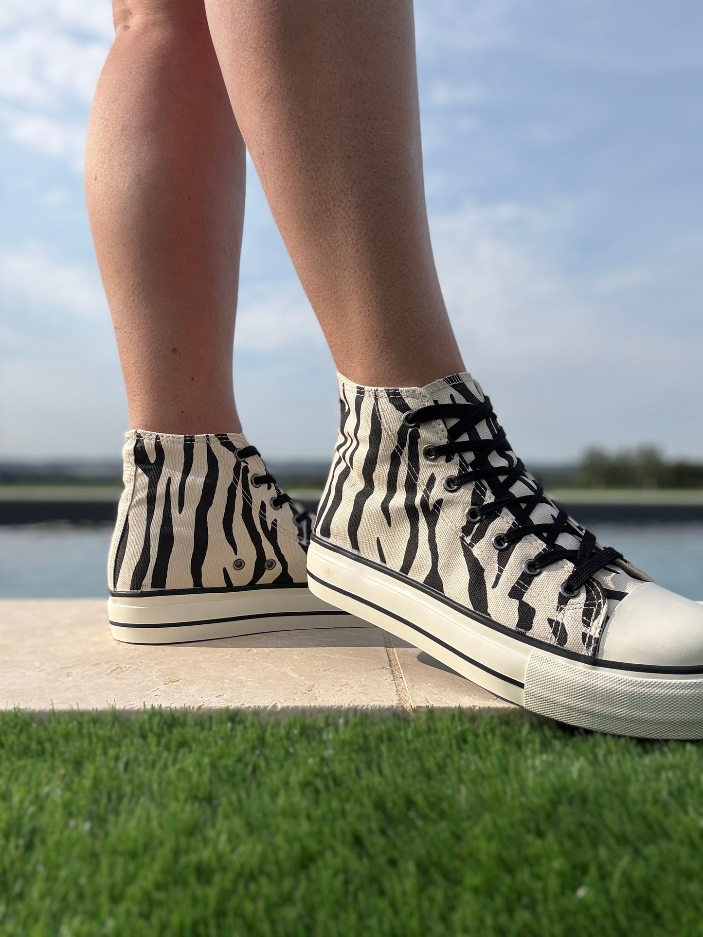 Chaussures baskets hautes en toile motif zèbre noir et blanc style converse