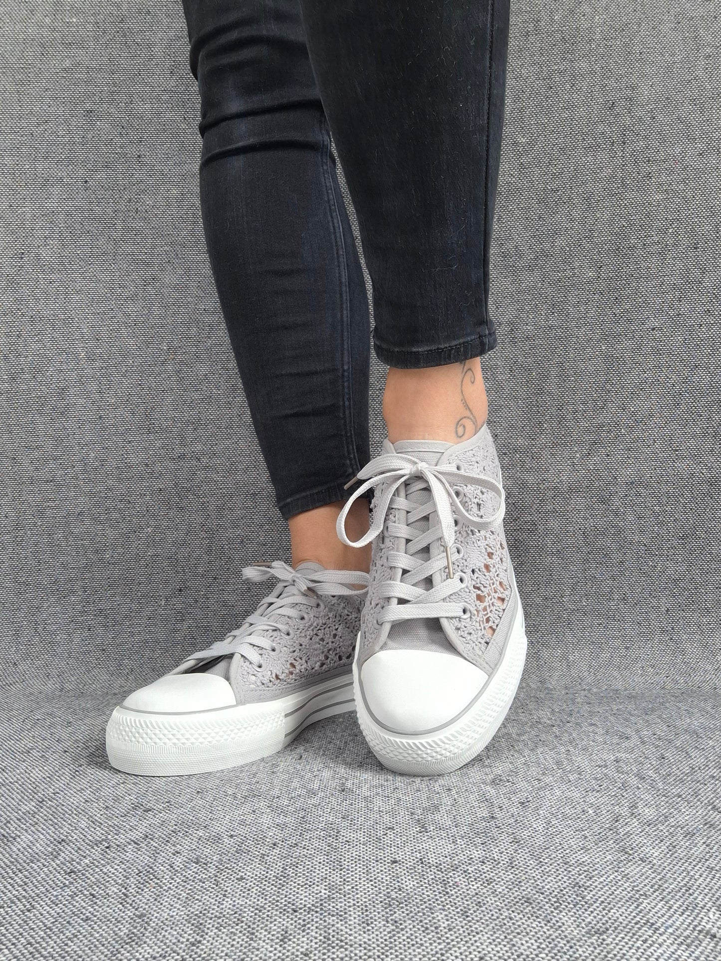 Chaussures baskets basses à dentelle grise en tissu style converse