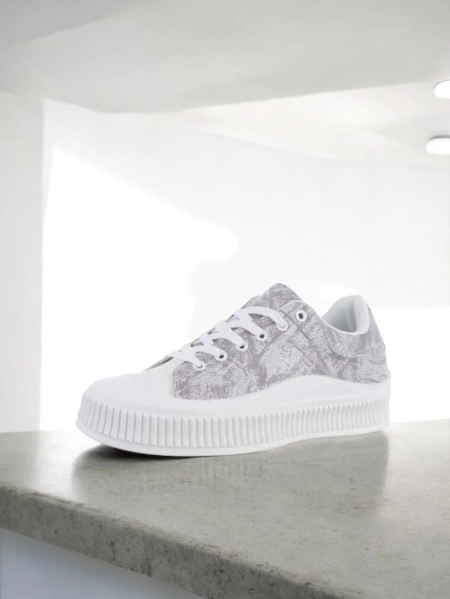 Chaussures baskets basses en tissu gris violet strié blanc