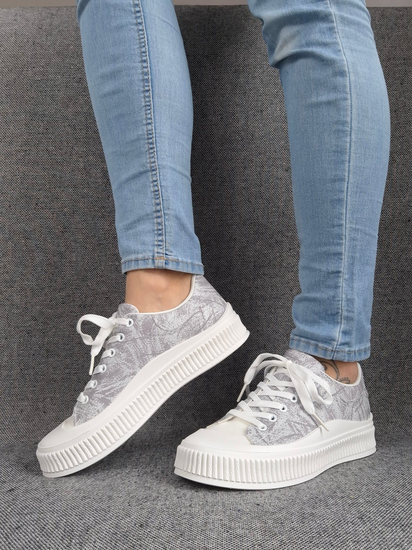 Chaussures baskets basses en tissu gris violet strié blanc