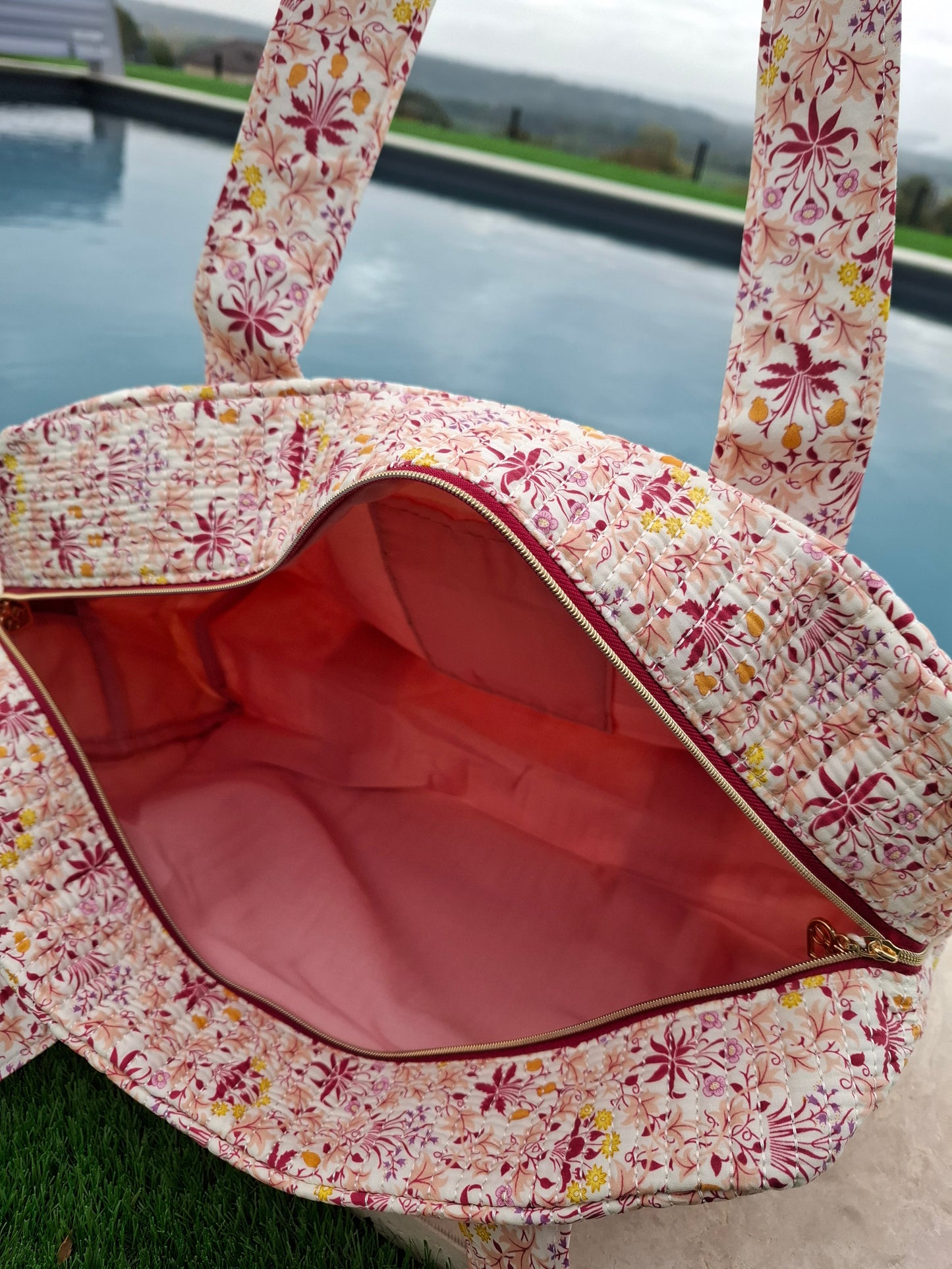 Sac week-end polochon en coton matelassé rose liberty fleuris nuances de rose, de jaune et de blanc