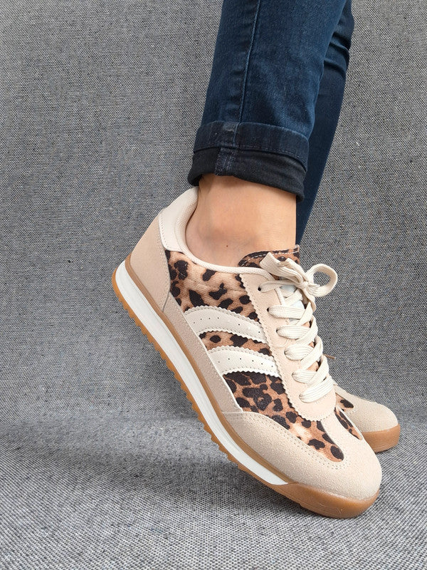 Chaussures baskets basses taupe léopard avec bandes blanches style sneakers