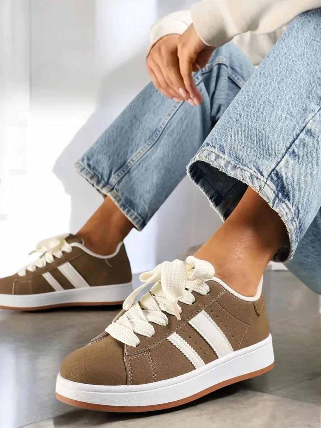 Chaussures baskets basses kaki marron à bandes blanches style campus