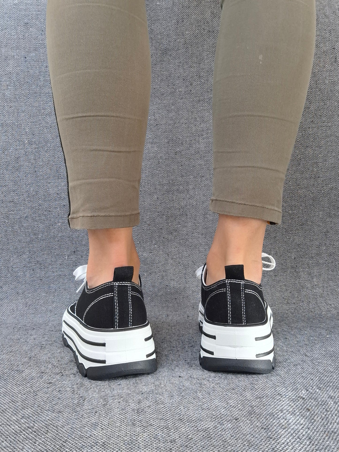 Chaussures baskets noires et blanches semelles plate-forme tout terrain style converse
