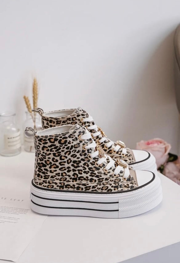 Chaussures baskets hautes semelle compensée en simili motif léopard style converse