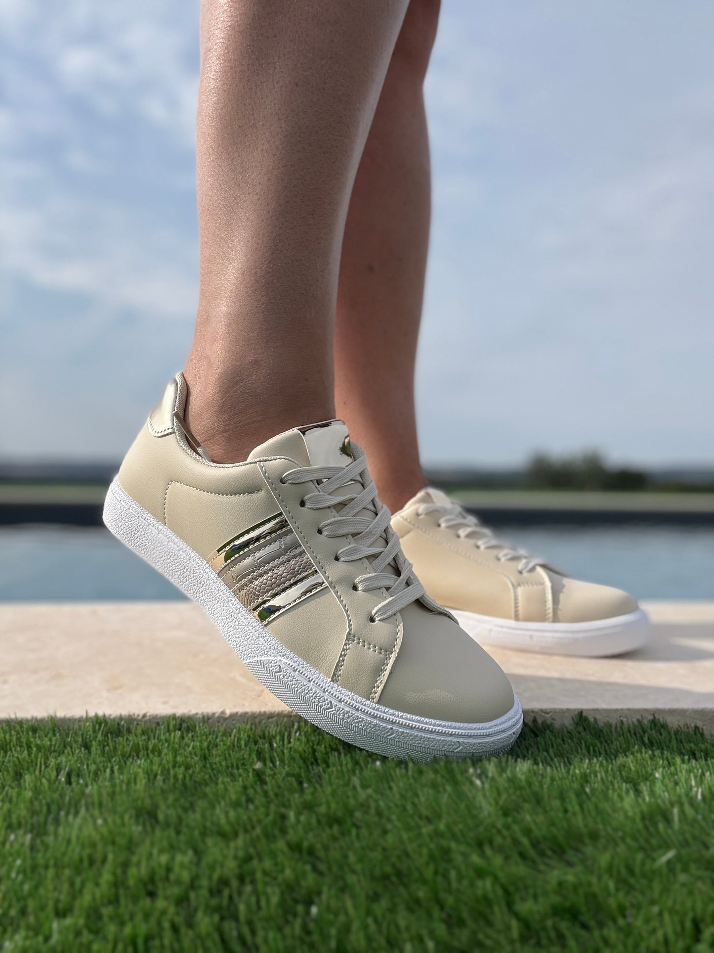 Chaussures baskets beige avec bandes dorées style sneakers