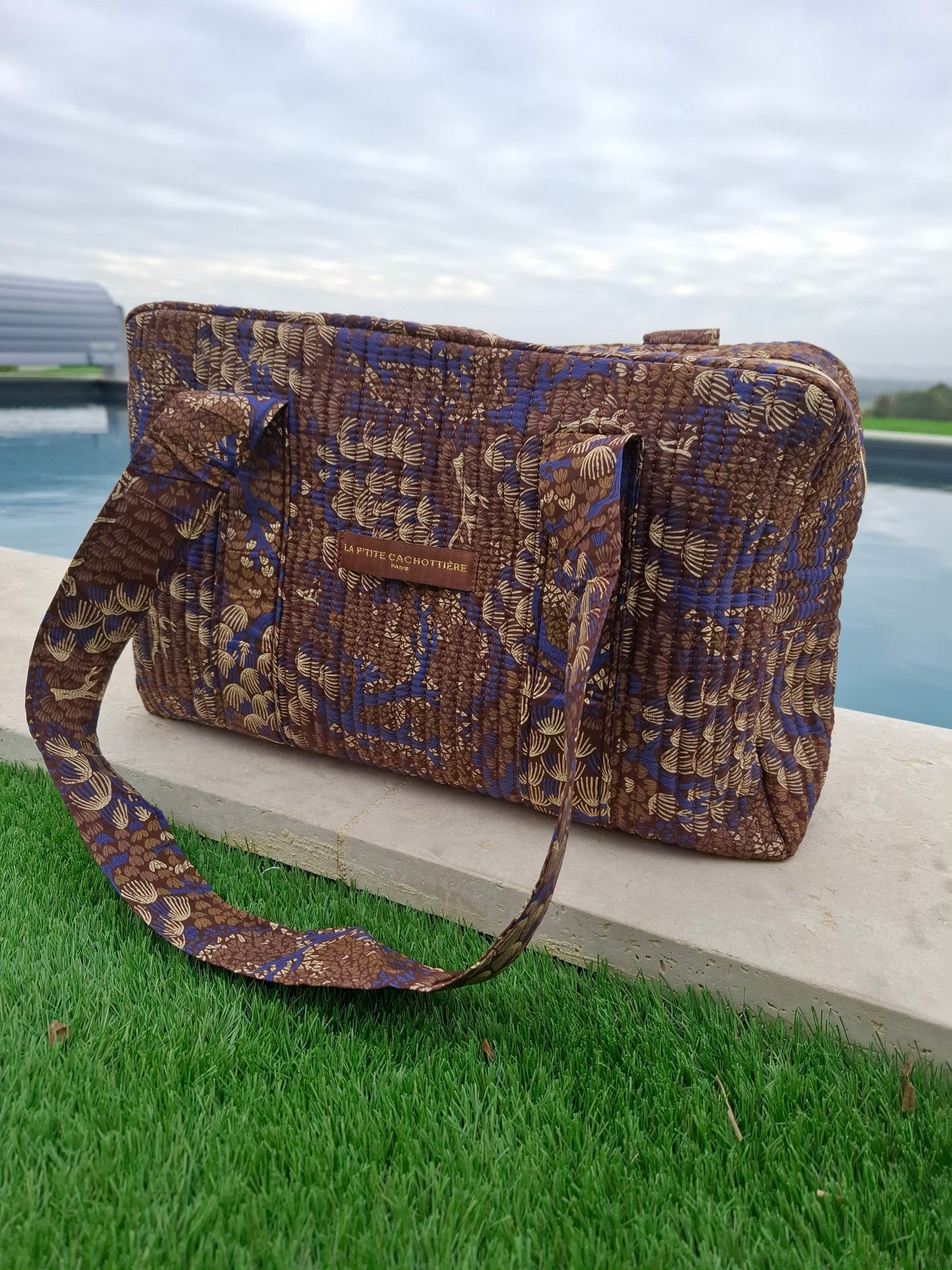 Sac week-end polochon en coton matelassé marron liberty fleuris beige et bleu
