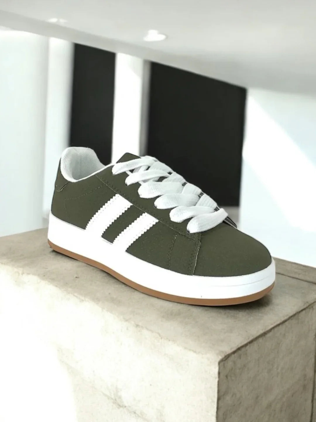 Chaussures baskets basses kaki vert olive à bandes blanches style campus