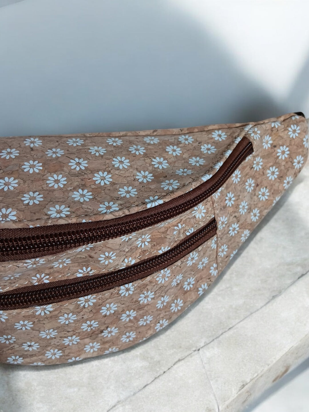 Sac banane en liège motifs « fleurs pâquerettes » - 2 poches