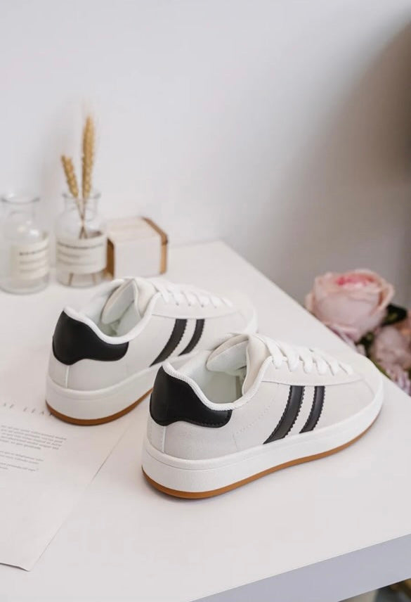 Chaussures baskets basses blanches à rayures noires style campus