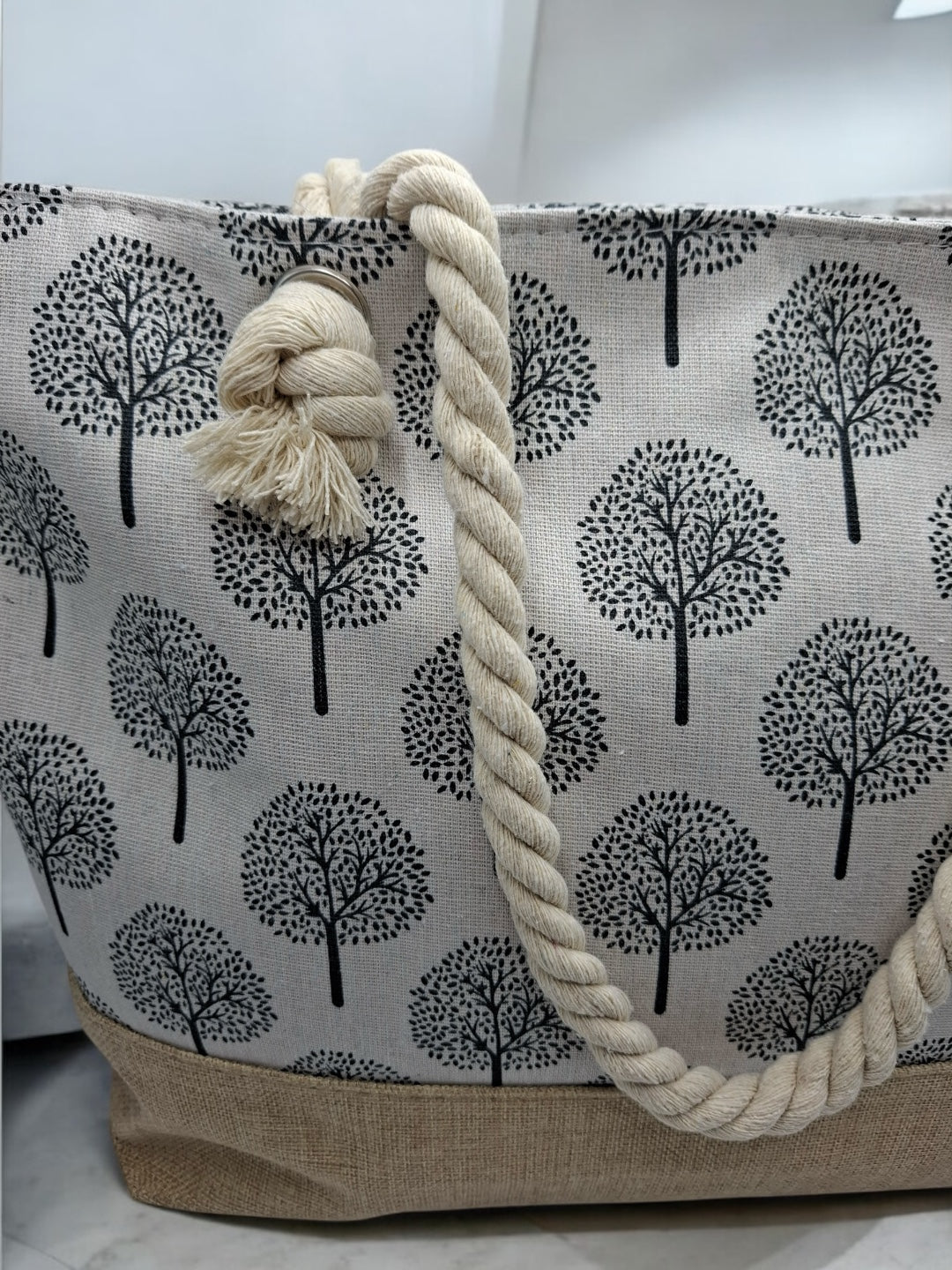 Sac à main de plage porté à l’épaule blanc motifs arbres
