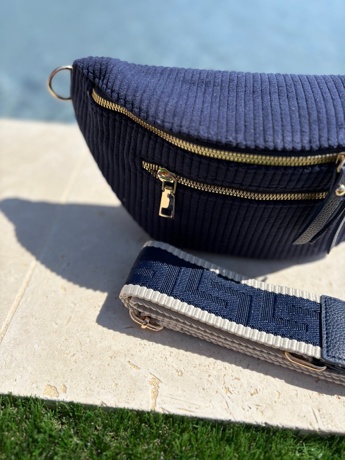 Sac banane velours côtelé 2 poches bleu marine sangle fantaisie