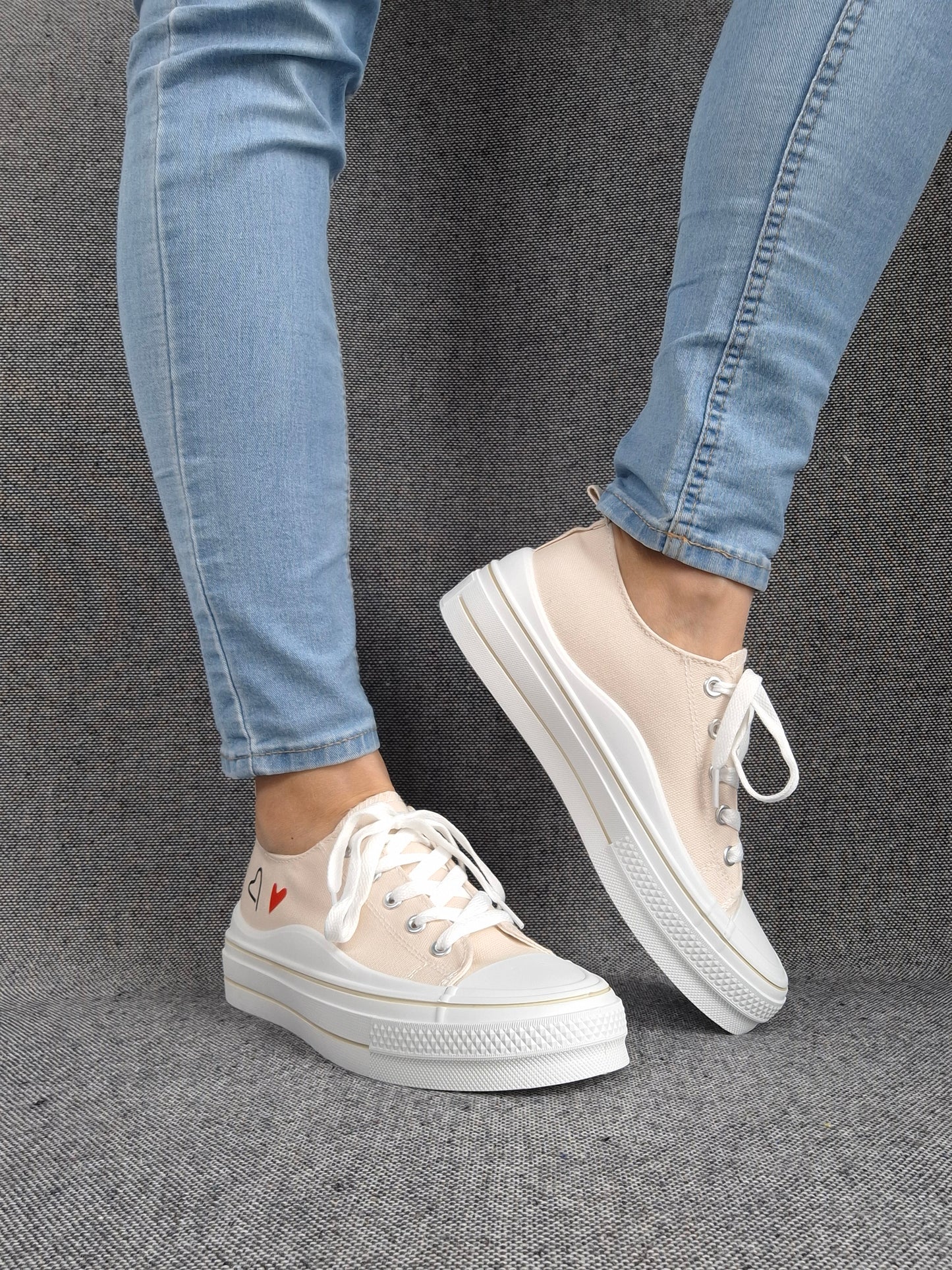Chaussures baskets basses en tissu toile beige motifs coeurs rouge et noir