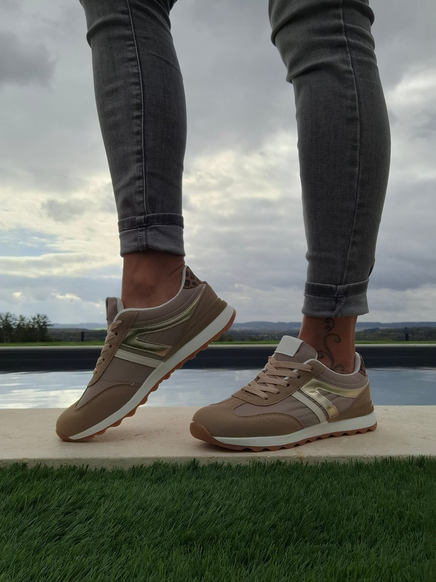 Chaussures baskets kaki et taupe avec un motif doré style sneakers new balance