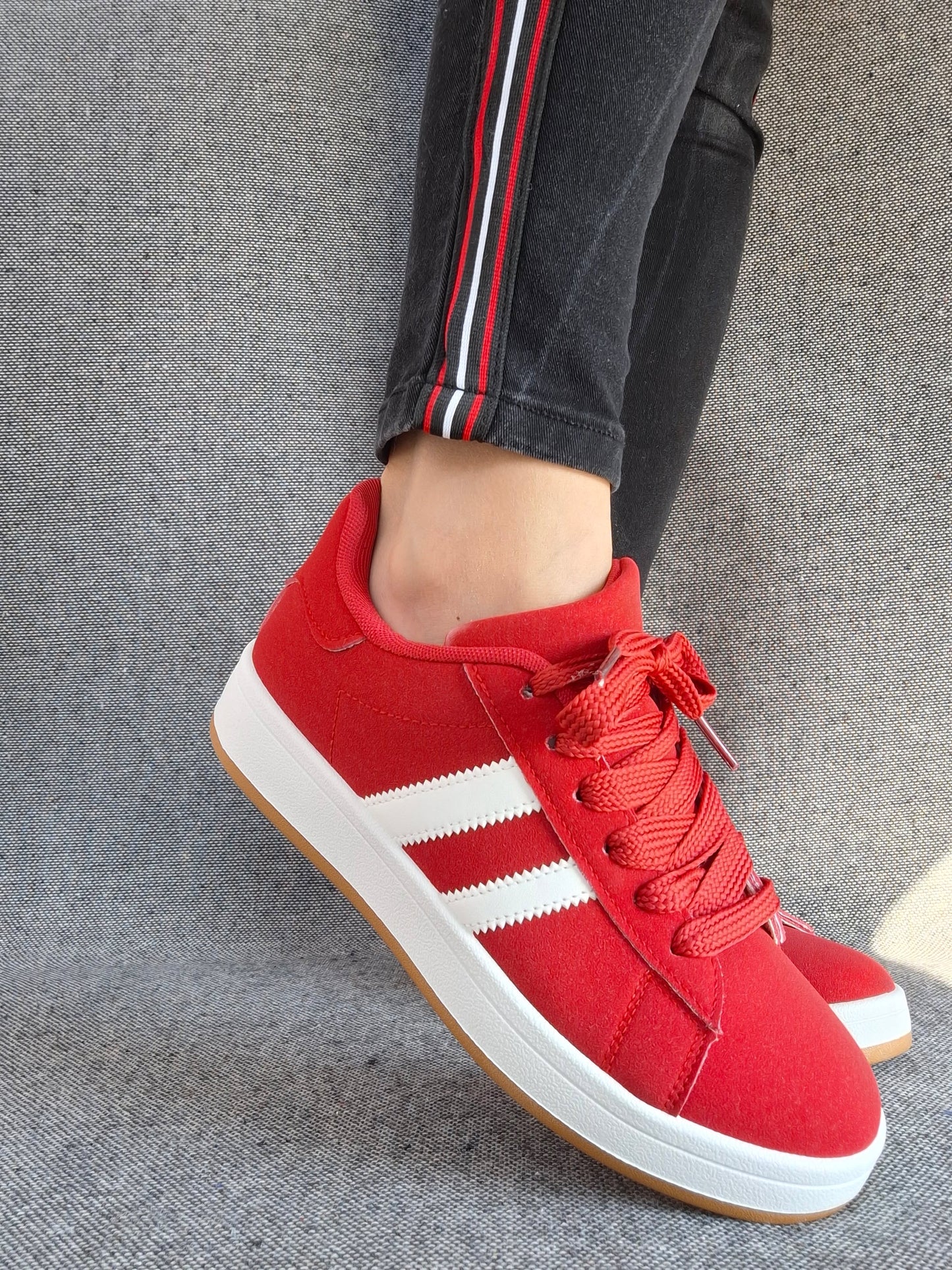 Chaussures baskets basses rouges avec bandes blanches style campus