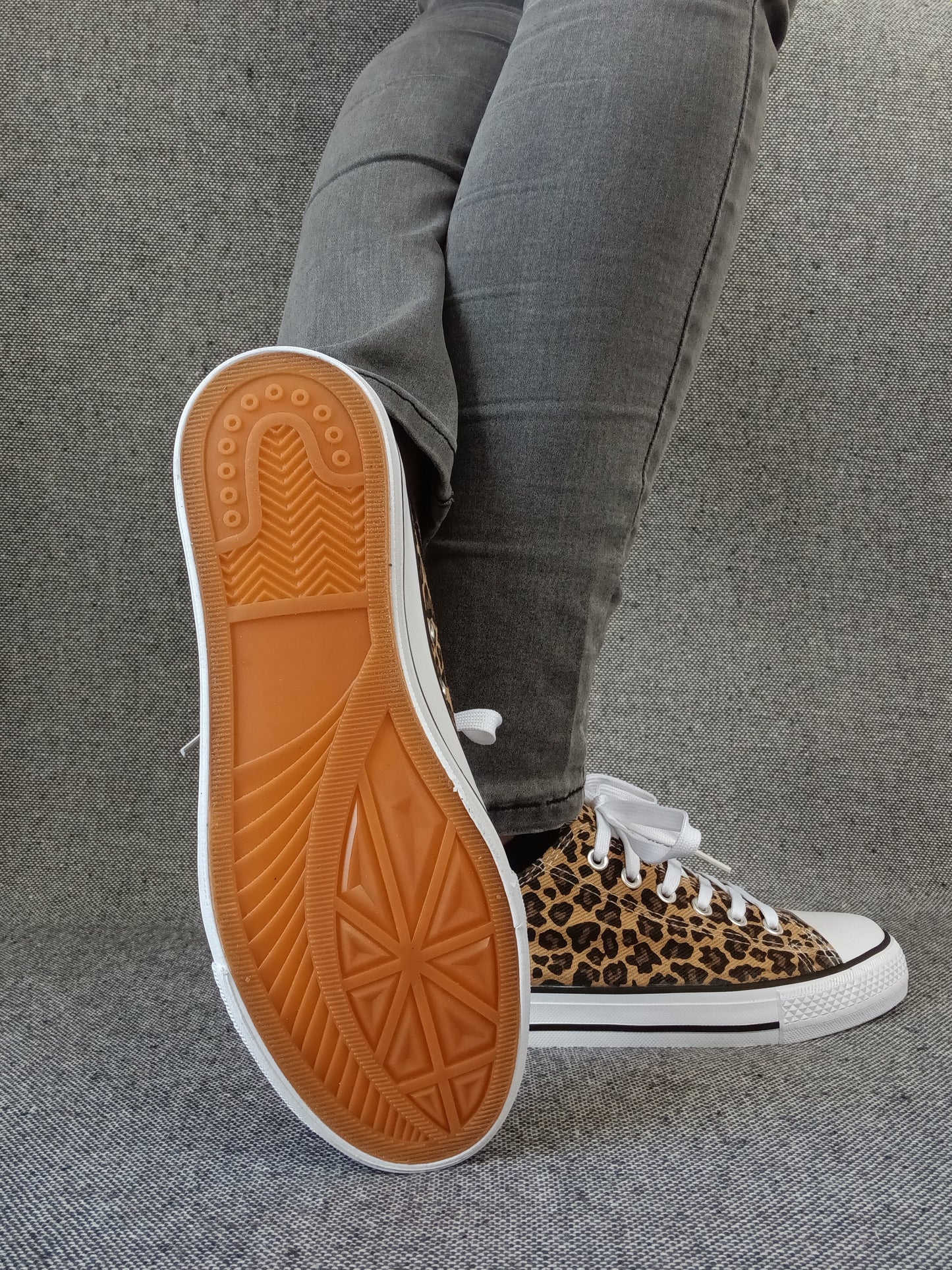 Chaussures baskets basses tissu léopard style converse