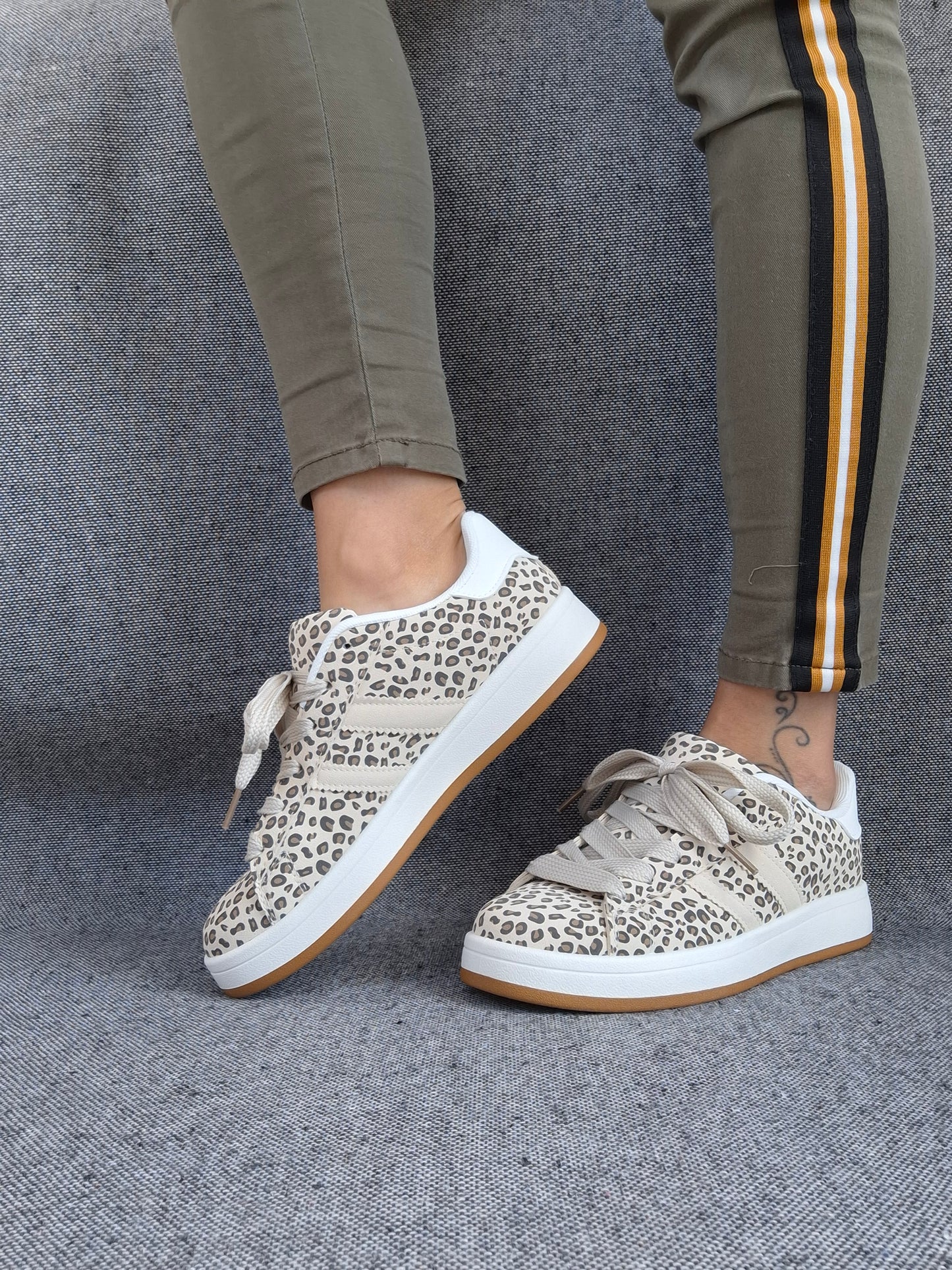 Chaussures baskets basses motif léopard basse en tissu beige style campus