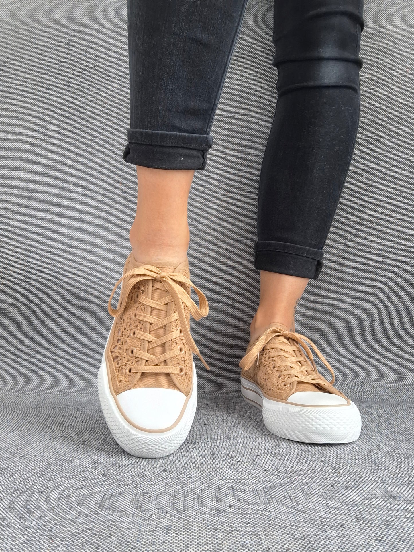 Chaussures baskets basses à dentelle beige foncé en tissu style converse