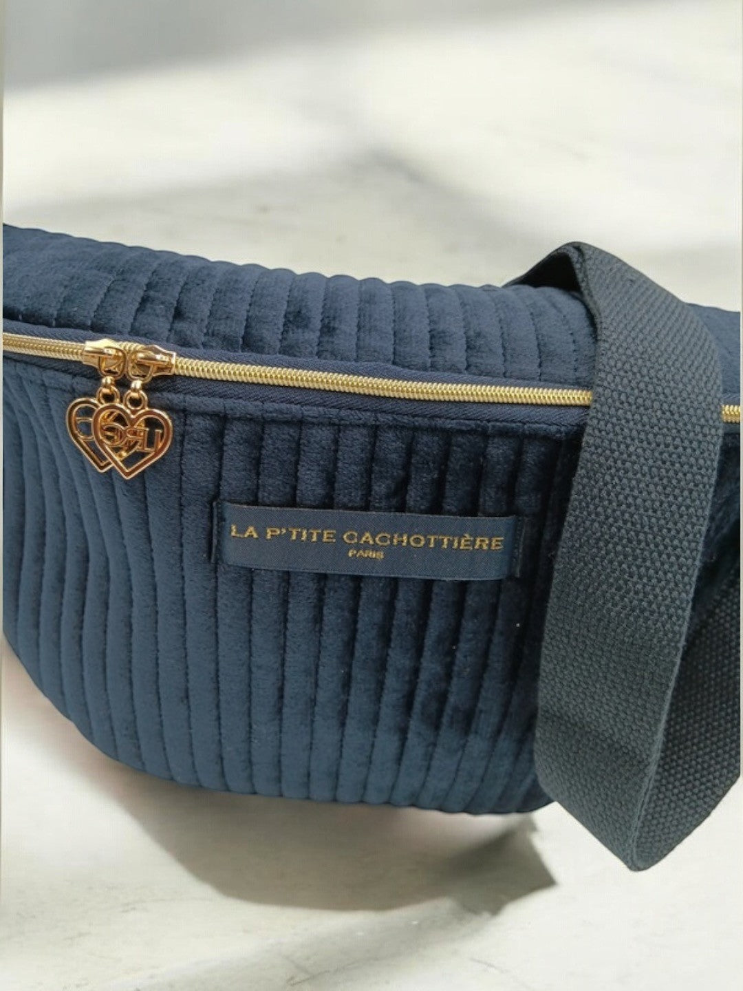 Sac banane en velours côtelé bleu marine “La P’tite cachottière”