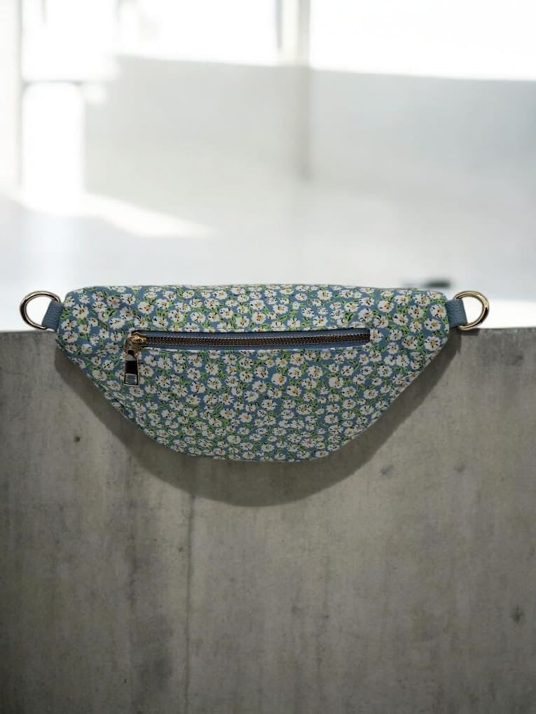 Sac banane en tissu coton liberty bleu motif fleuri blanc