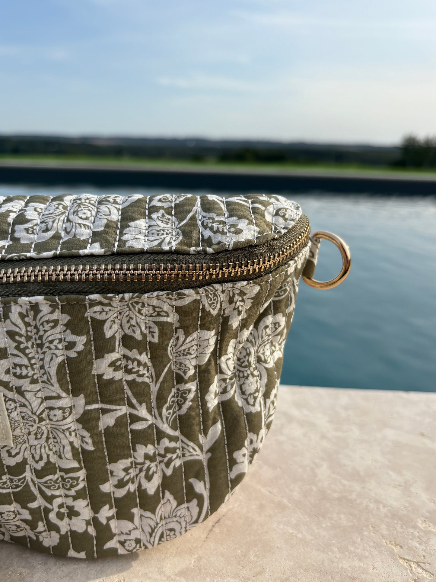 Sac banane coton matelassé liberty toile de jouy fleuri vert kaki et blanc