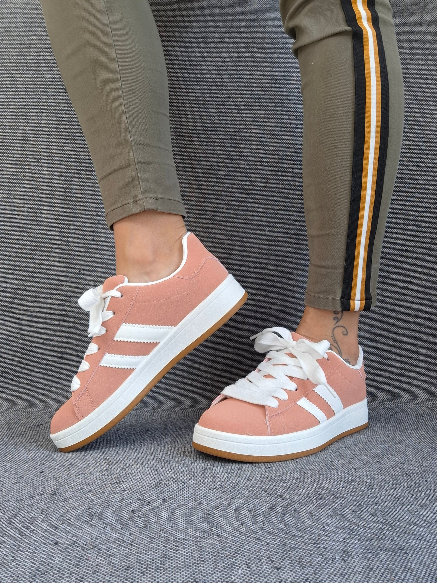 Chaussures baskets basses corail avec bandes blanches style sneakers campus