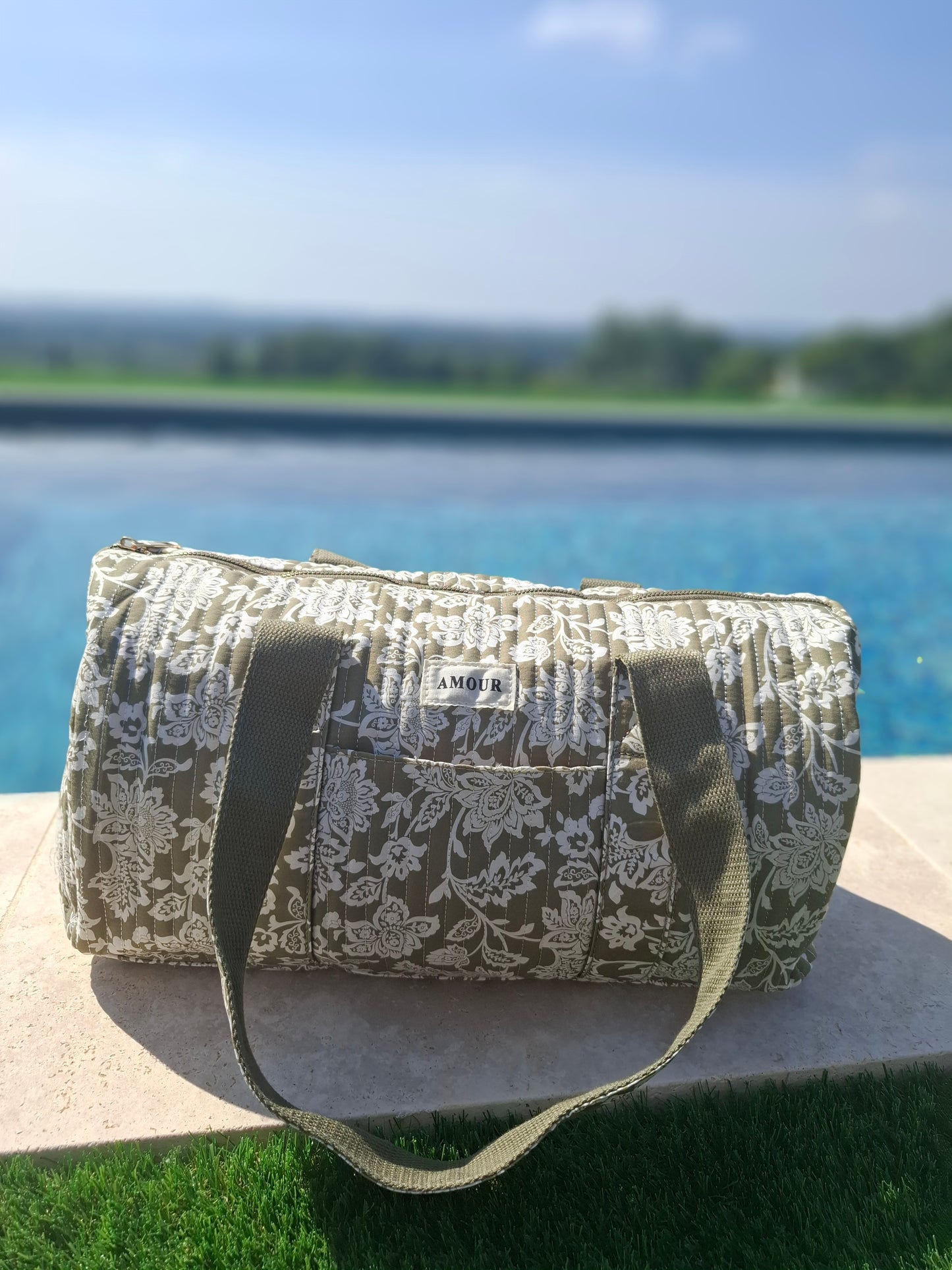 Sac polochon en coton matelassé liberty toile de jouy fleuri vert kaki et blanc