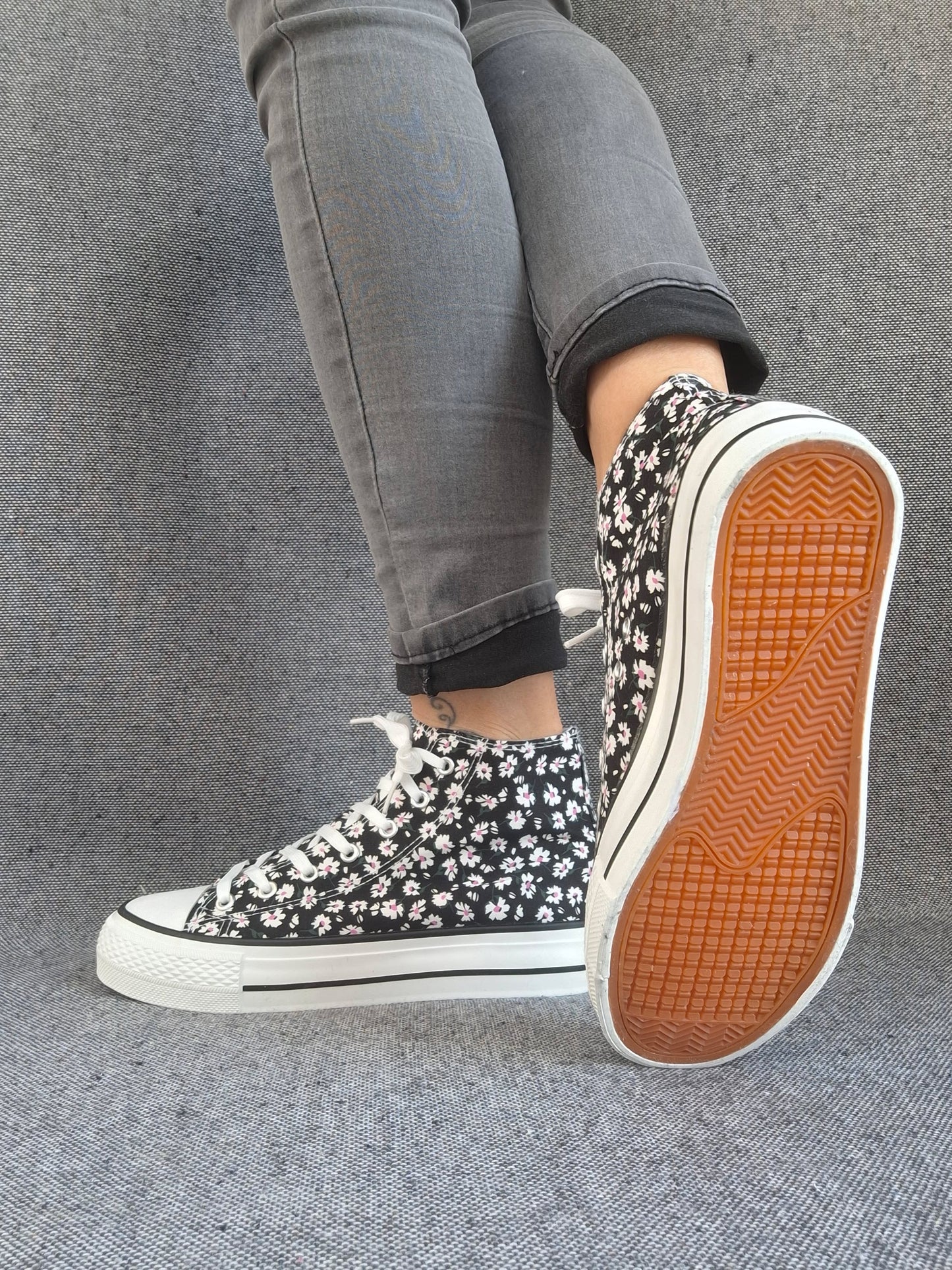 Chaussures baskets hautes motifs liberty fleurs noire en tissu style converse