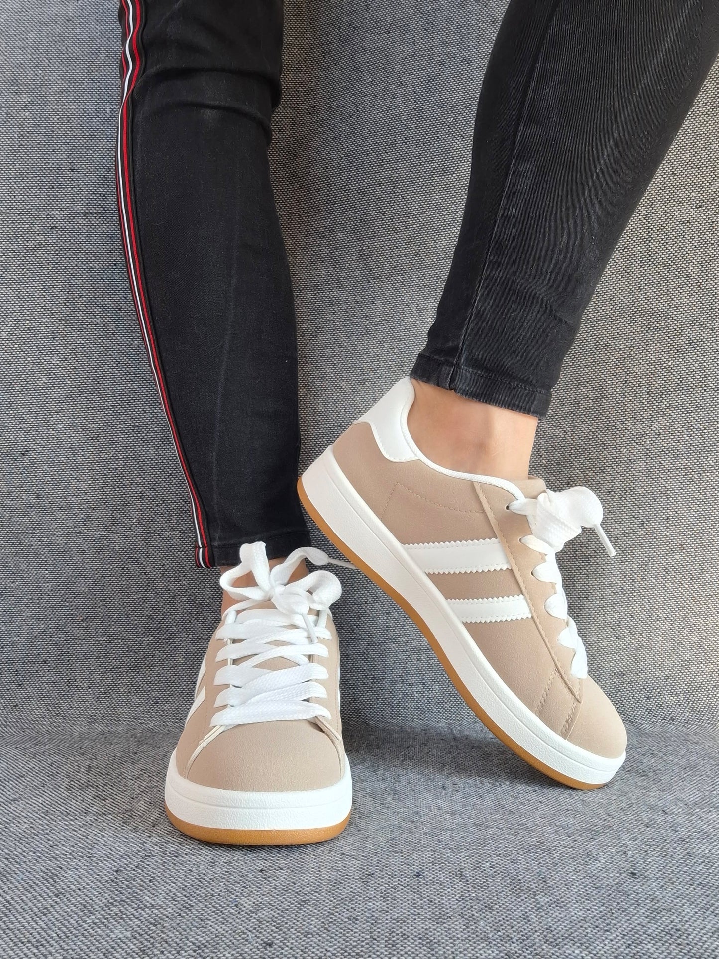 Chaussures baskets basses taupe avec bandes blanches style campus
